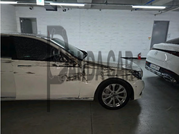 2020 Mercedes-Benz E 300 4MATIC, photograph 3