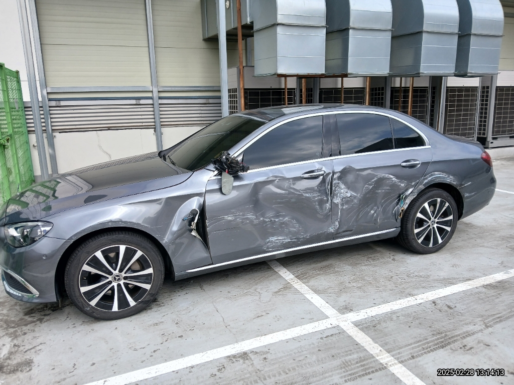 2021 Mercedes-Benz E300 e 4MATIC, photograph 5
