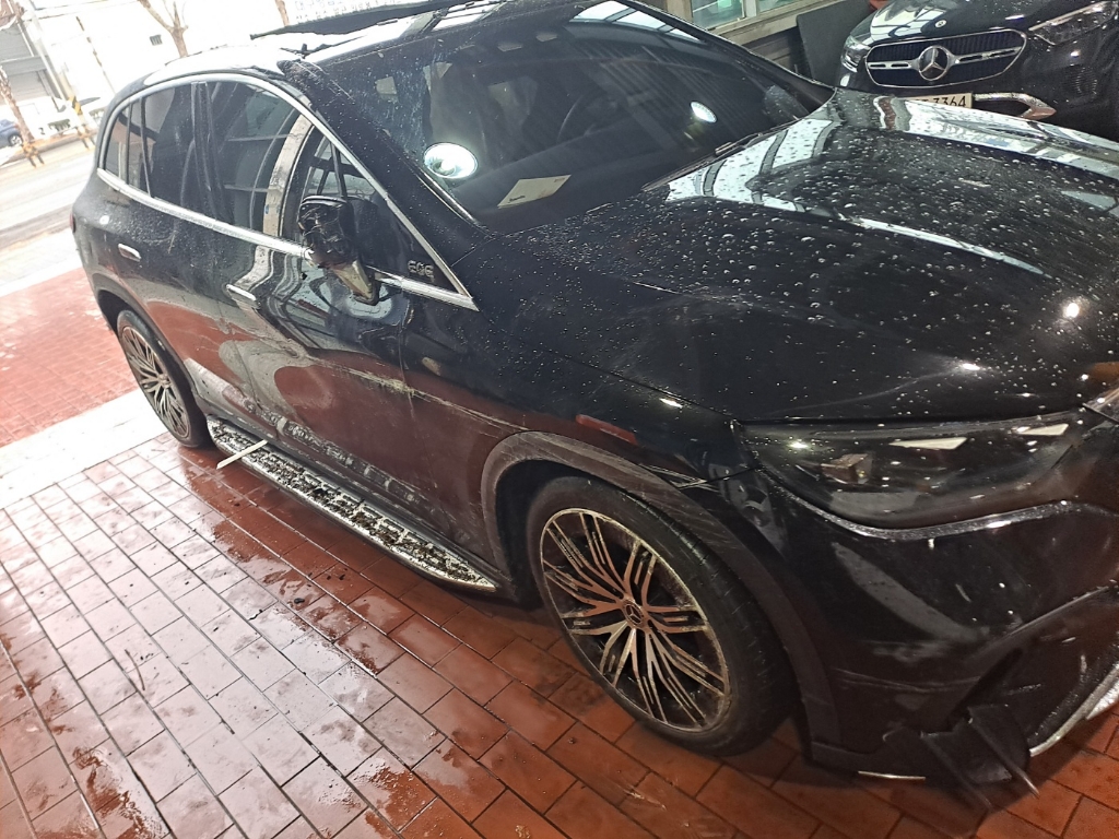 2023 Mercedes-Benz EQE500 4MATIC SUV, photograph 5