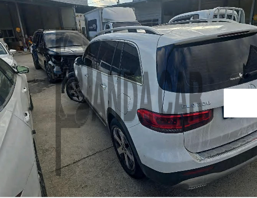 2020 Mercedes-Benz GLB220, photograph 2