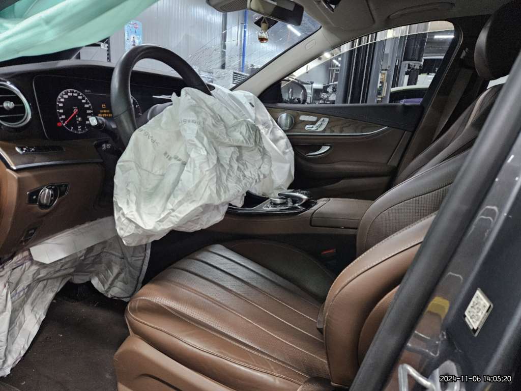 2019 Mercedes-Benz E300 4Matic, photograph 2