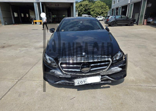 2017 Mercedes-Benz E300, photograph 2