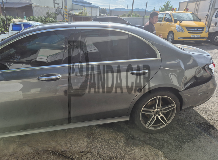 2020 Mercedes-Benz E 300 4MATIC, photograph 5