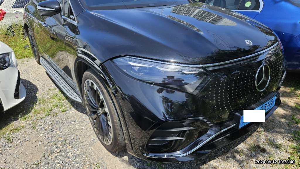 2023 Mercedes-Benz EQS580 4MATIC SUV, photograph 4
