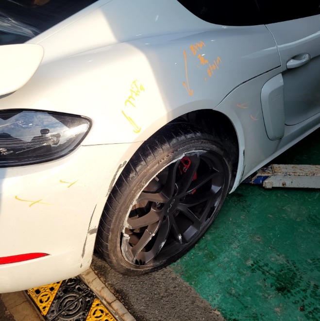 2023 Porsche 718 Cayman GT4, photograph 1