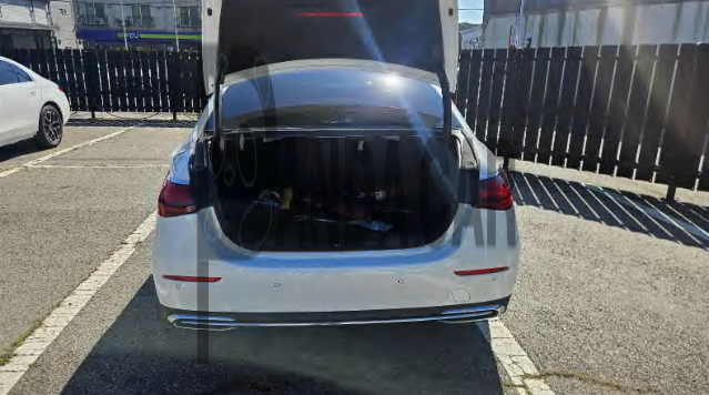2025 Mercedes-Benz E 200, photograph 3
