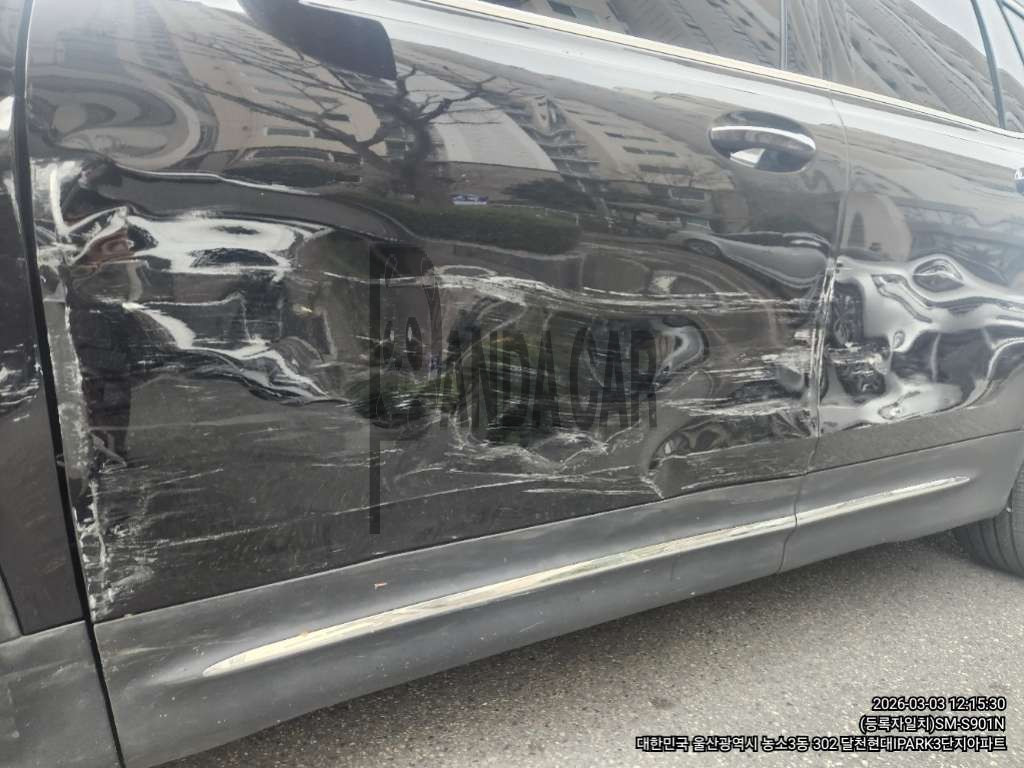 2022 Mercedes-Benz EQB300 4MATIC, photograph 2