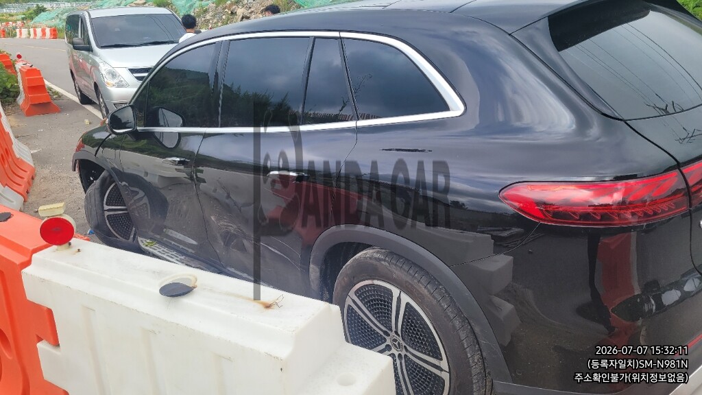 2023 Mercedes-Benz EQS450 4MATIC SUV, photograph 4