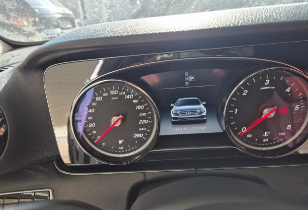 2017 Mercedes-Benz E220 d, photograph 2