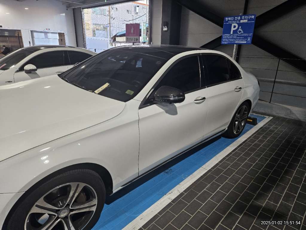 2017 Mercedes-Benz E300 4Matic, photograph 5