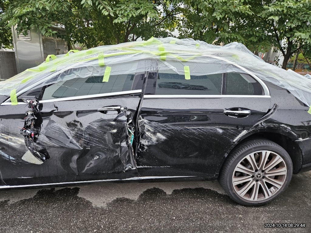 2021 Mercedes-Benz E450 4MATIC, photograph 2