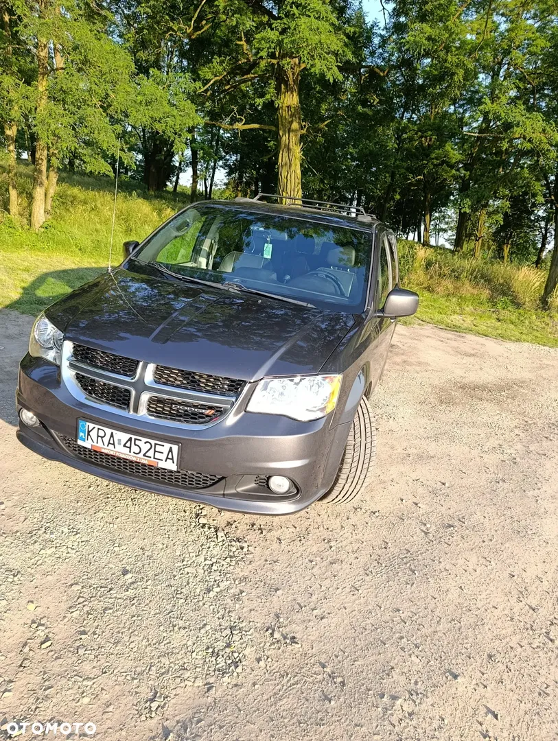 Dodge Grand Caravan — photo 1 of 19