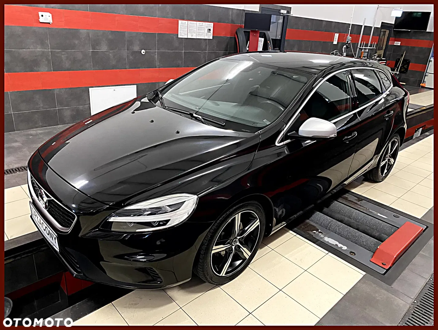 2017 Volvo V40 D2 Drive-E SCR R-Design Momentum, photograph 1