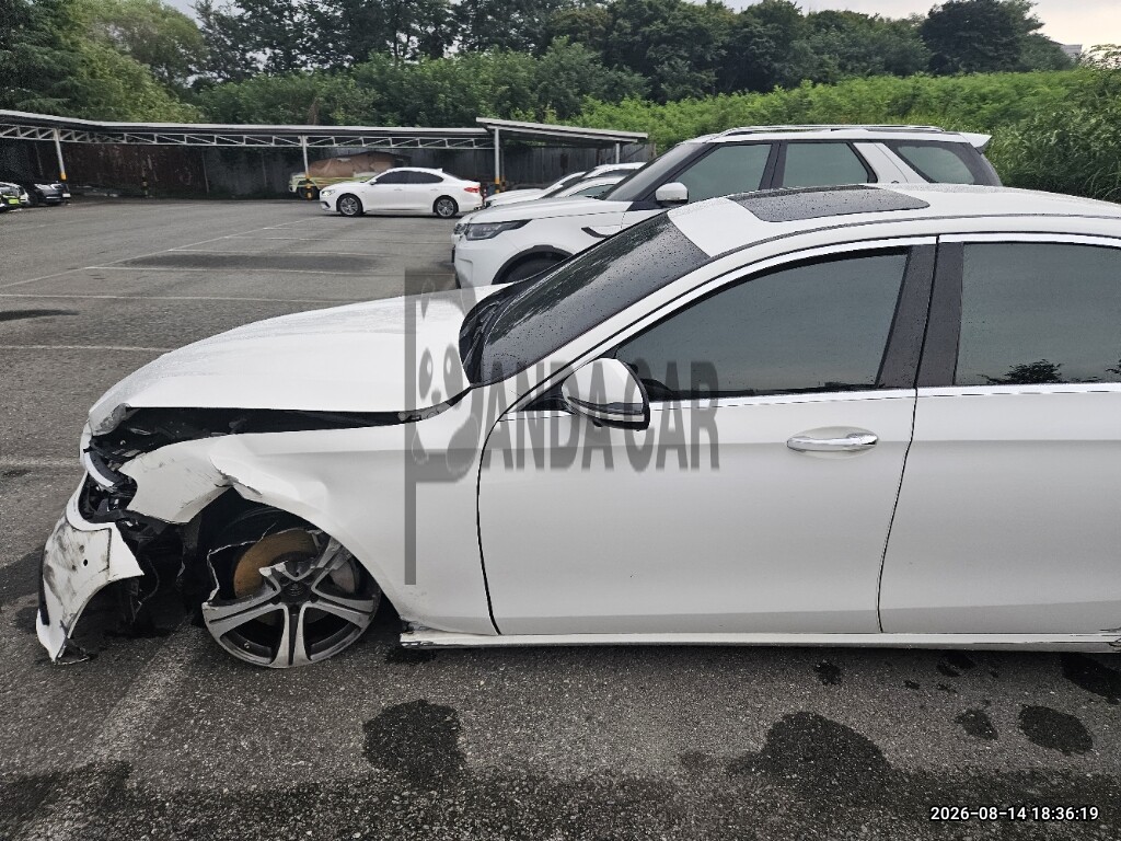 2022 Mercedes-Benz E350 4MATIC, photograph 3