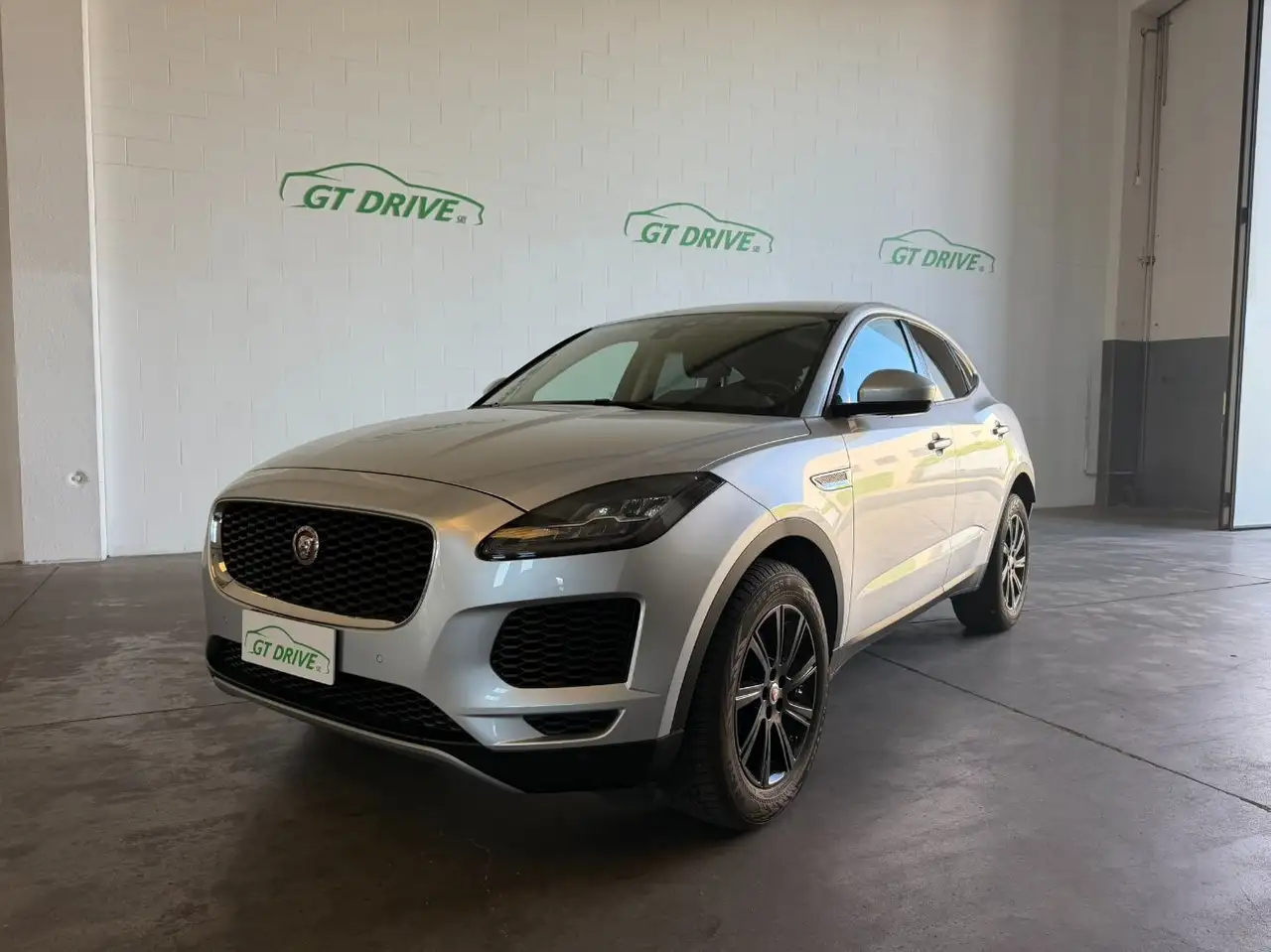 Jaguar E-Pace E-Pace 2017 2.0d i4 SE awd 150cv auto my19 — photo 1 of 15
