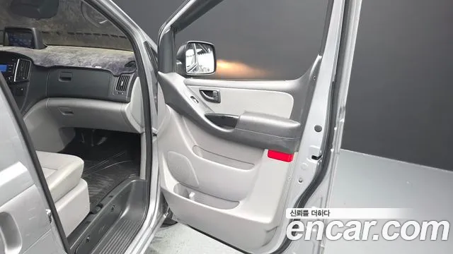 Hyundai Starex Van 5-Seater — photo 1 of 37