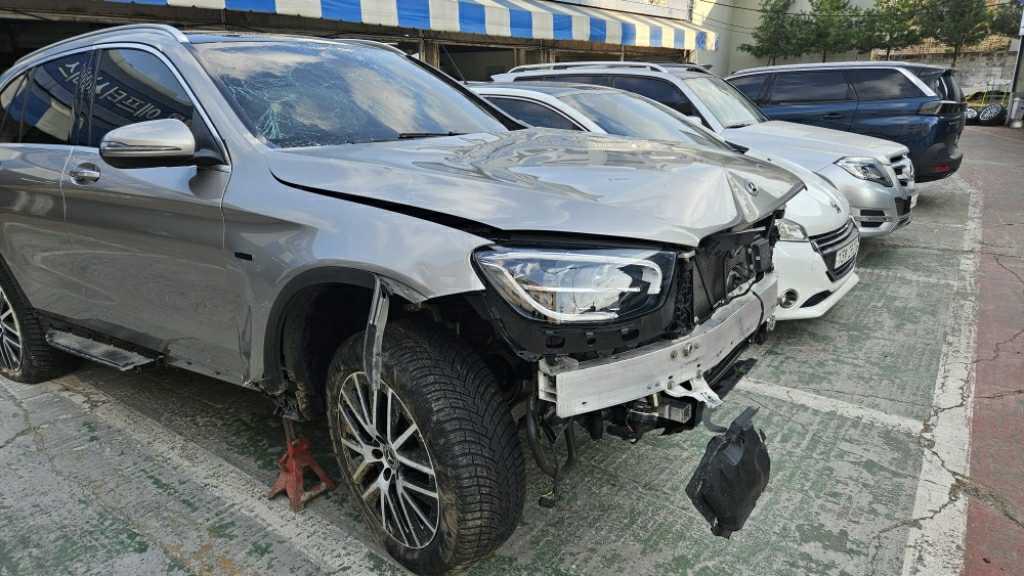 2021 Mercedes-Benz GLC300 e 4MATIC, photograph 3