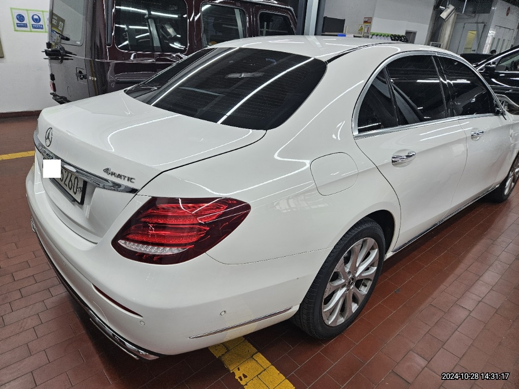 2018 Mercedes-Benz E300 4Matic, photograph 3
