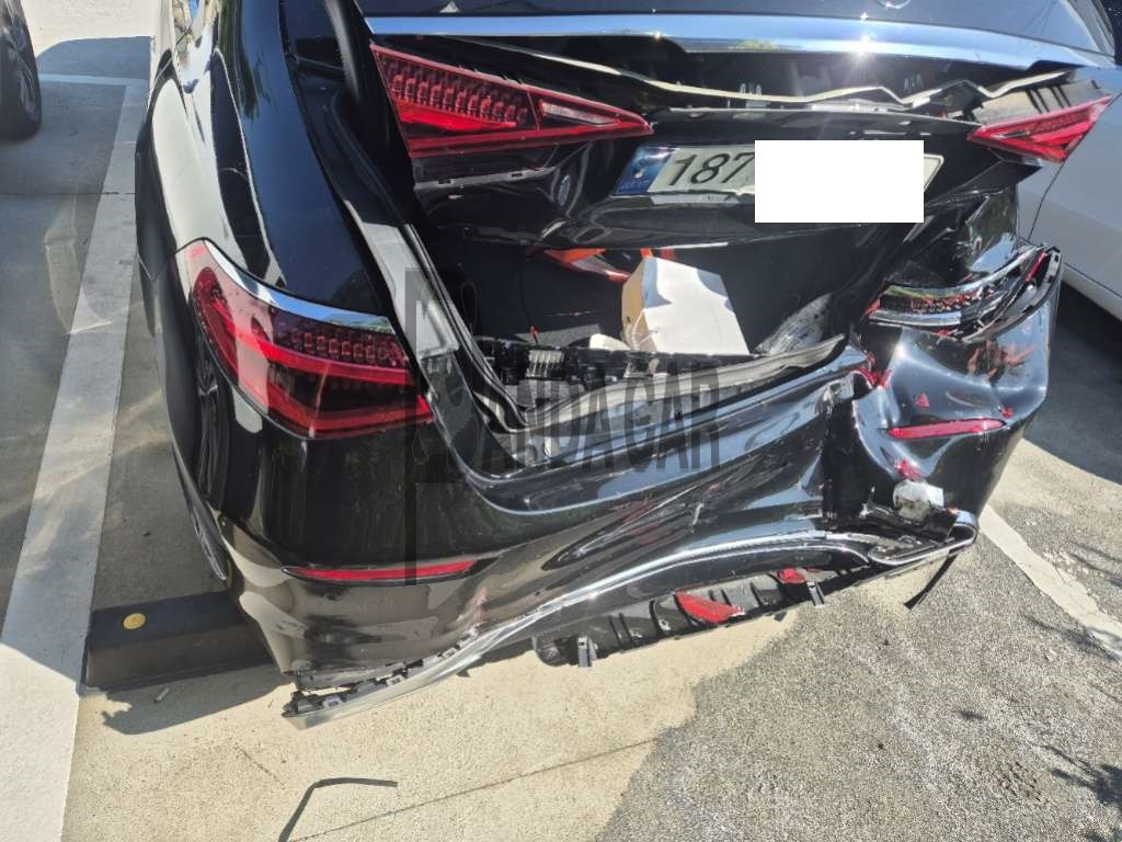 2022 Mercedes-Benz S350 d, photograph 2