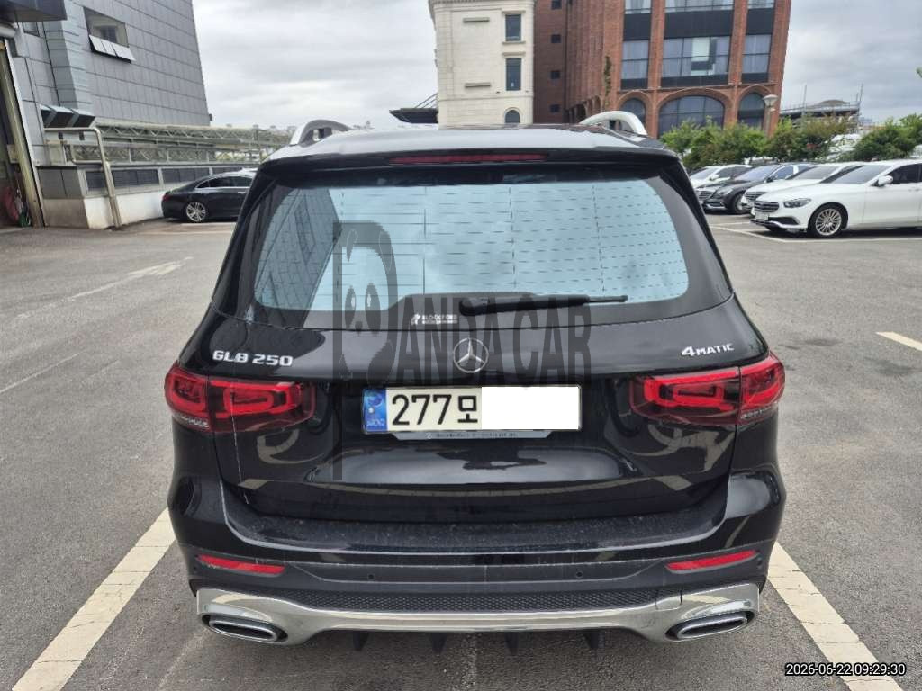 2022 Mercedes-Benz GLB250 4MATIC, photograph 3
