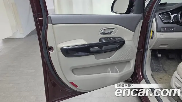 Kia Canival 9-seater Prestige — photo 1 of 30