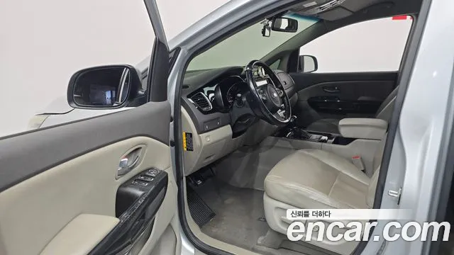 Kia Canival 11-seater Prestige — photo 1 of 30