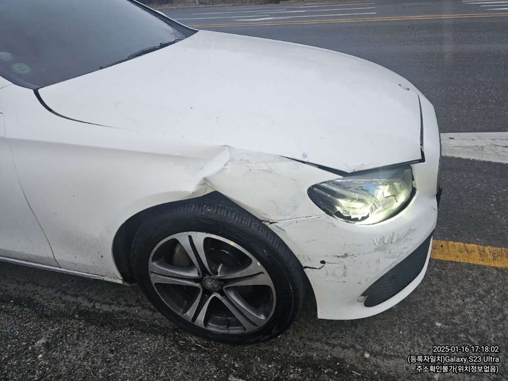 2017 Mercedes-Benz E300 4Matic, photograph 2