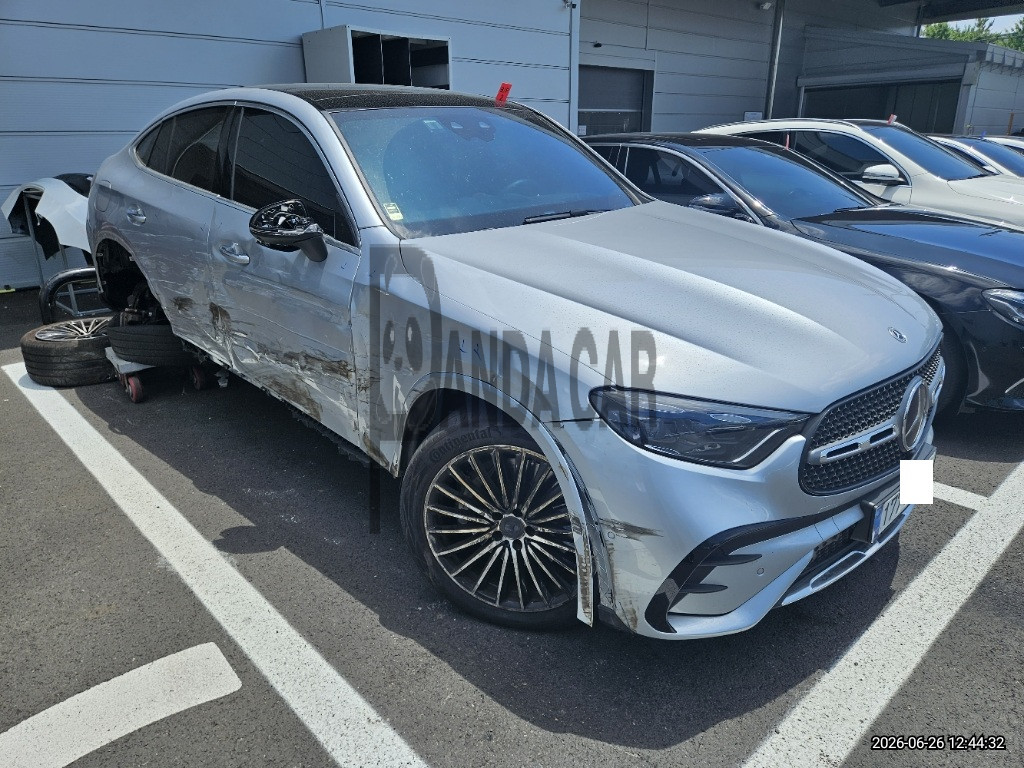 2024 Mercedes-Benz GLC 300 4MATIC Coupe, photograph 2