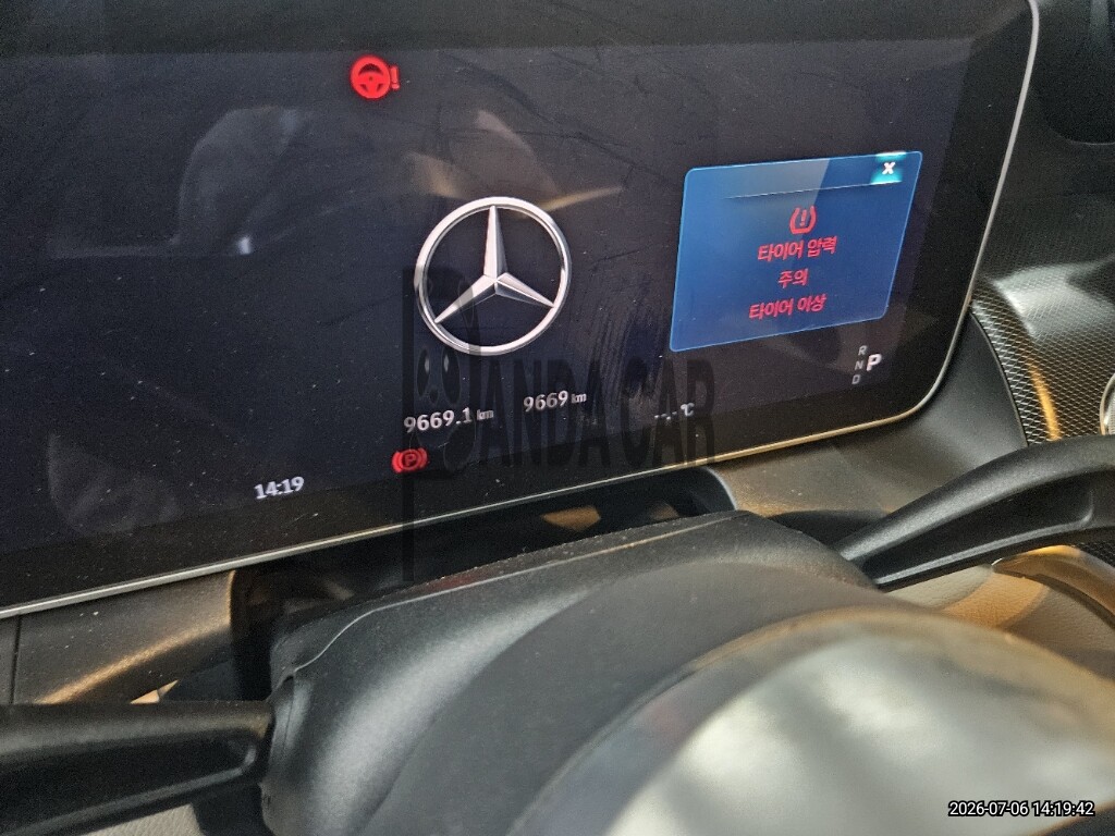 2025 Mercedes-Benz GLC300 4MATIC, photograph 3