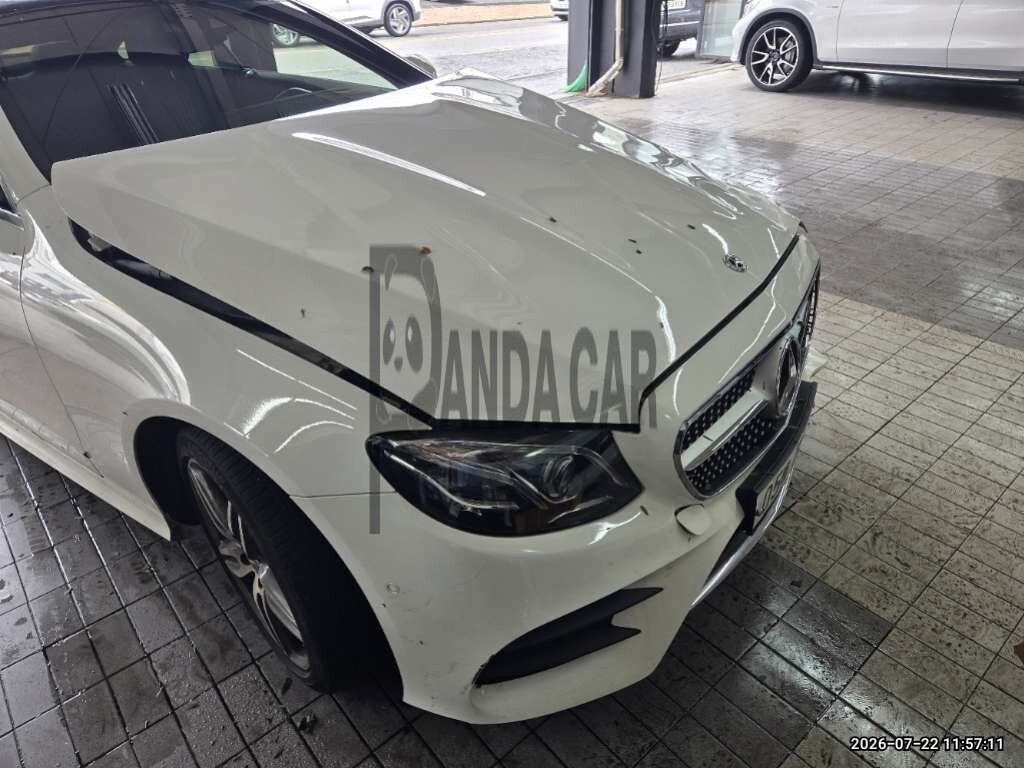 2017 Mercedes-Benz E220 d Coupe, photograph 2