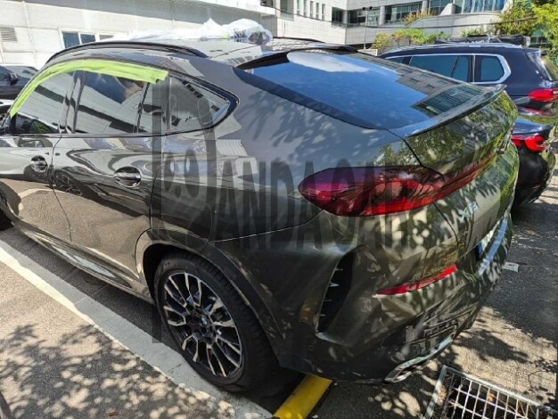 2025 BMW X6 xDrive30d M Sport, photograph 2