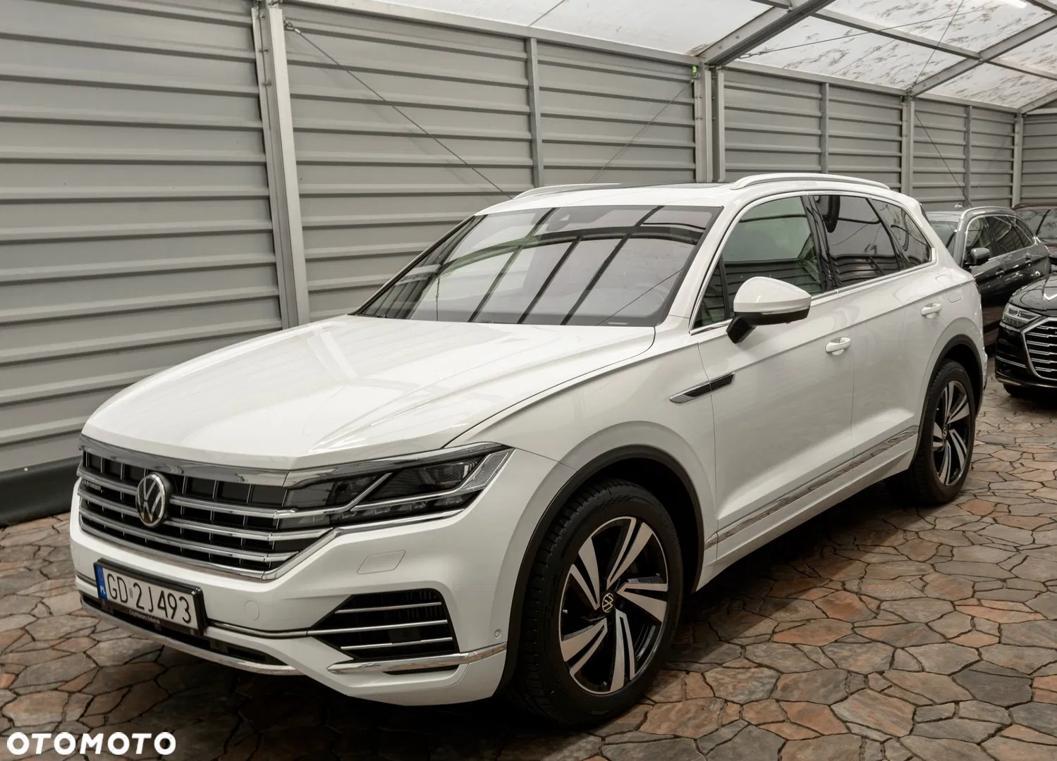 2023 Volkswagen Touareg 3.0 V6 TFSI Plug-In Hybrid 4Mot Elegance, photograph 2