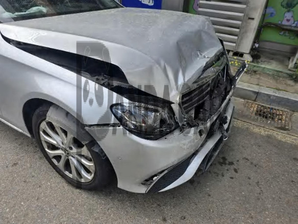 2017 Mercedes-Benz E300, photograph 2