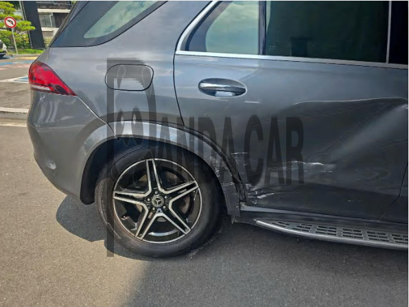 2021 Mercedes-Benz GLE450 4MATIC, photograph 2