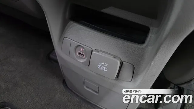 Kia Canival Gasoline 7-seater Limousine — photo 1 of 33