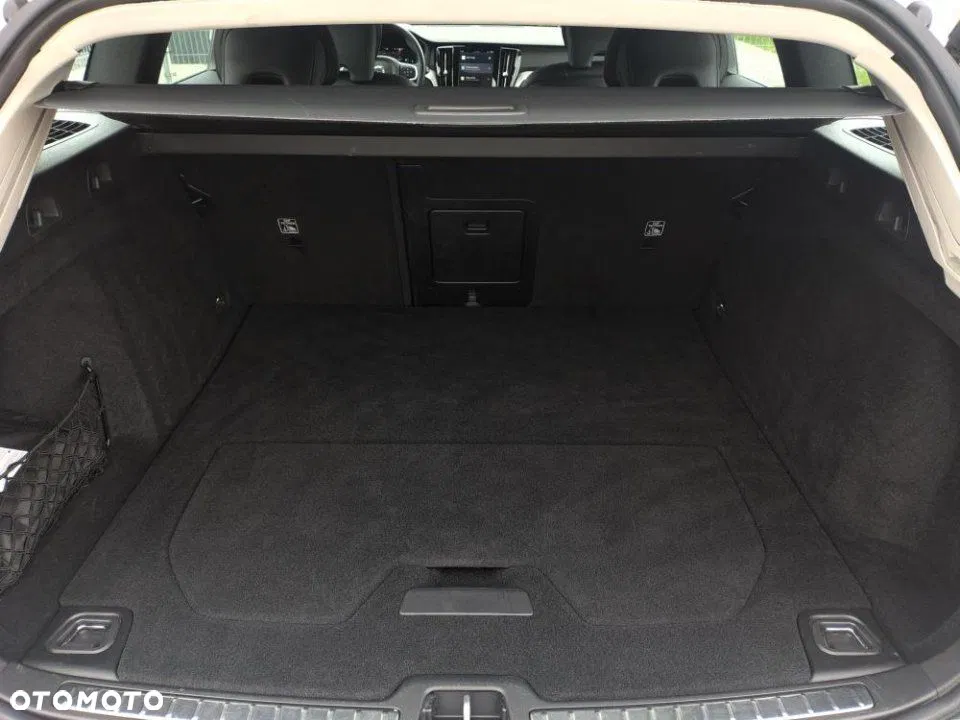 2023 Volvo V60, photograph 11