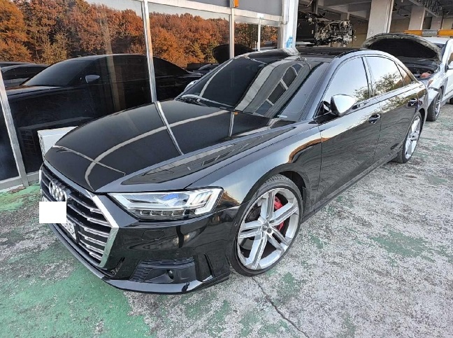 2020 Audi S8L TFSI, photograph 4
