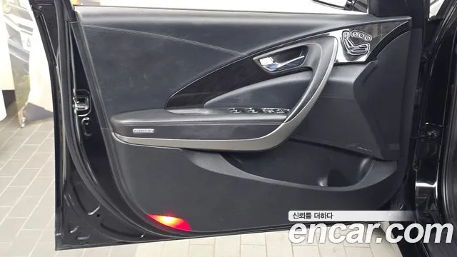 Hyundai Grandeur Premium — photo 1 of 34