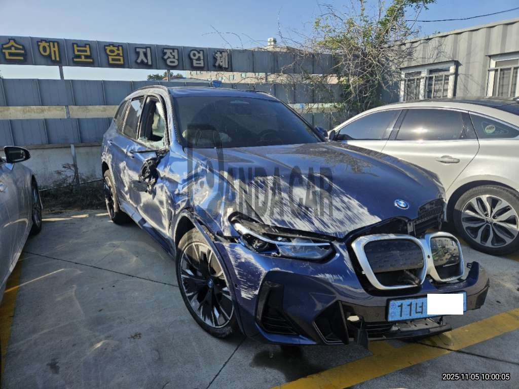 2025 BMW iX3 M Sport, photograph 2