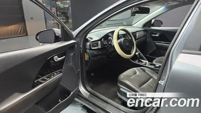 Kia Niro Prestige — photo 1 of 32
