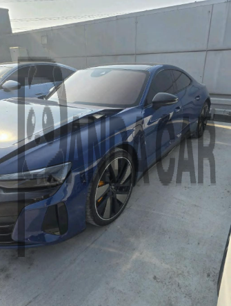 2022 Audi e-tron GT quattro, photograph 2