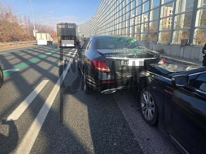 2020 Mercedes-Benz E 300 4MATIC, photograph 4