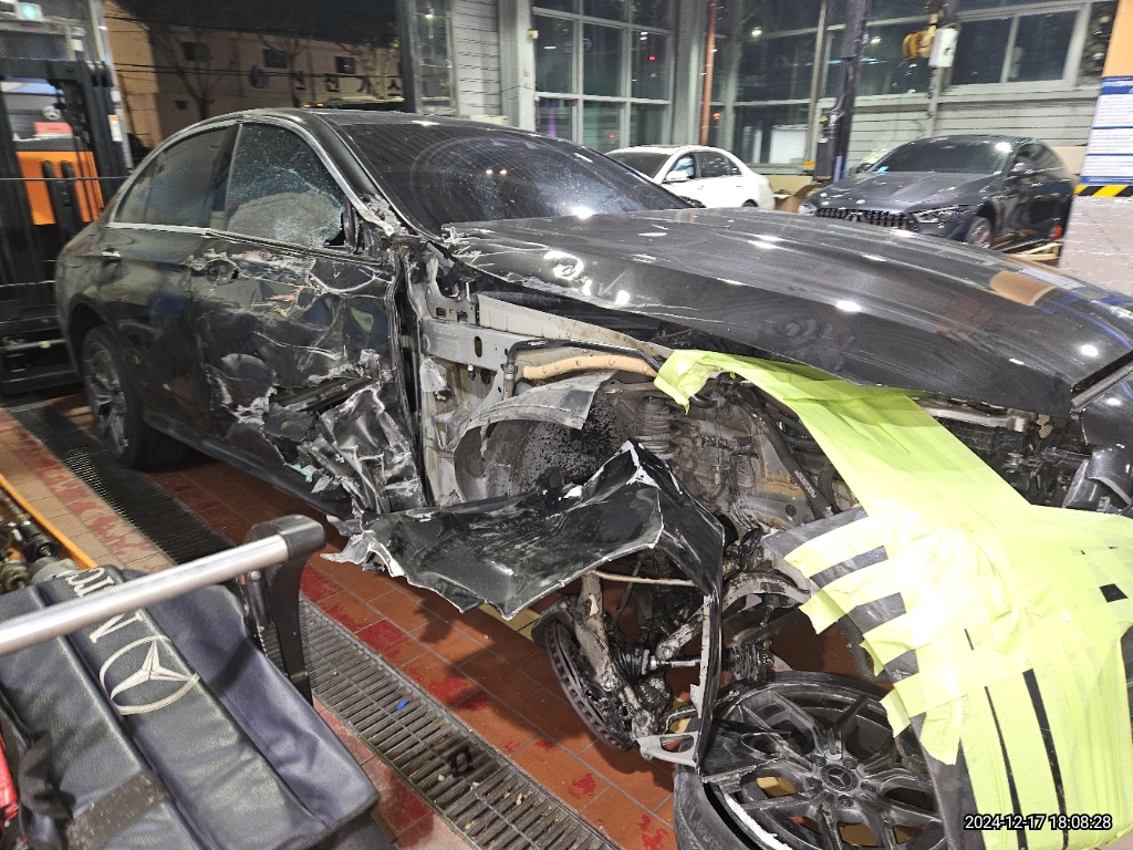 2023 Mercedes-Benz E220d 4MATIC, photograph 2