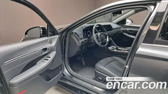 Hyundai Sonata 2.0 — photo 1 of 31