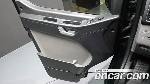 2020 Hyundai Solati 15-seater, photograph 3
