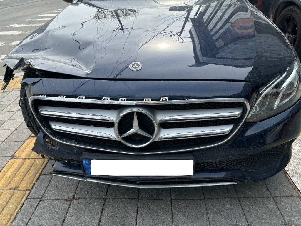 2019 Mercedes-Benz E300, photograph 1