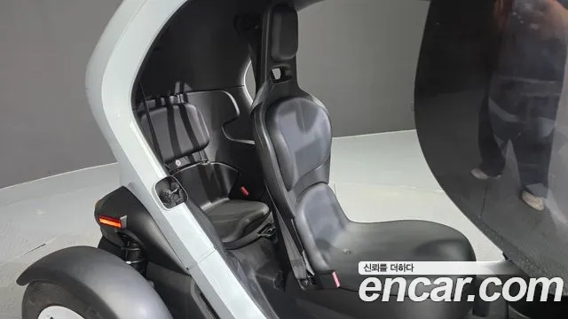 2020 Renault-KoreaSamsung Twizy Life(2-Seater), photograph 4