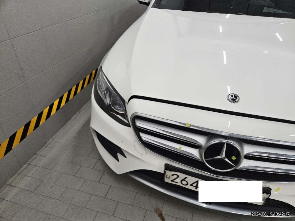 2020 Mercedes-Benz E350 4Matic, photograph 2