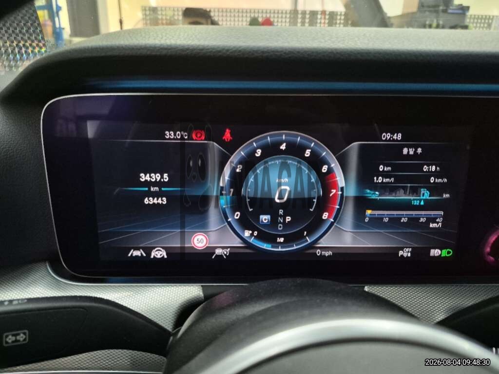 2020 Mercedes-Benz E 300 4MATIC, photograph 2