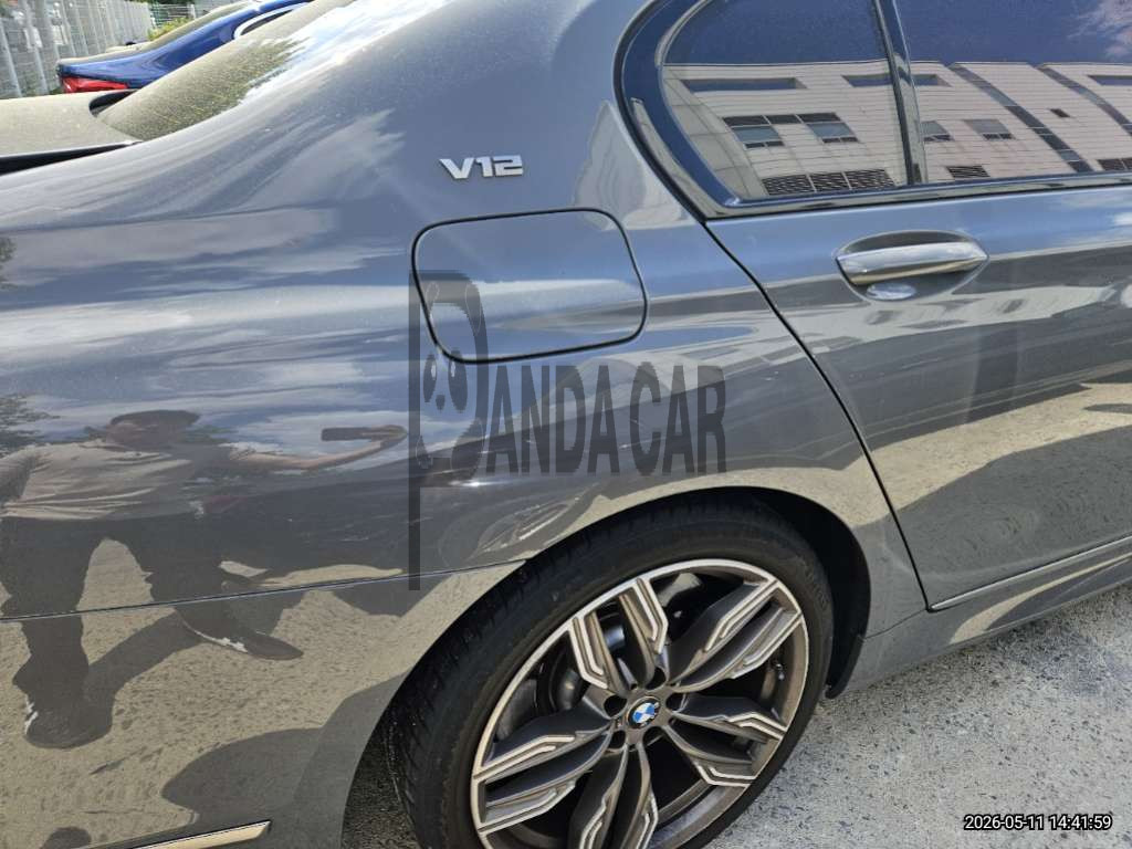 2020 BMW M760Li xDrive, photograph 3